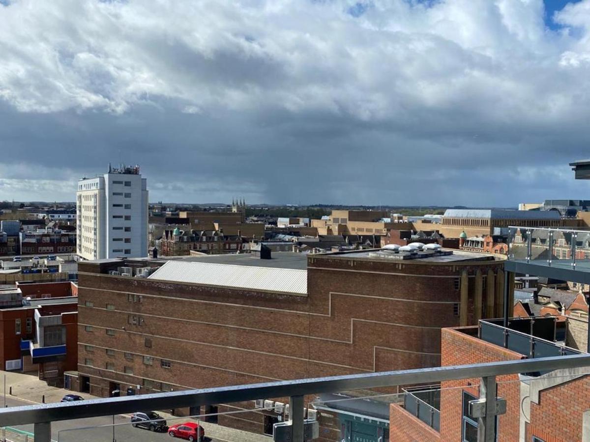 Central 2 Bed Newly Built Duplex Penthouse With Free Gated, On-Site Parking, Lift Access, Self Check-In, Super Fast Wifi, Two Cathedral View Terraces & Sleeps 6 피터버러 외부 사진